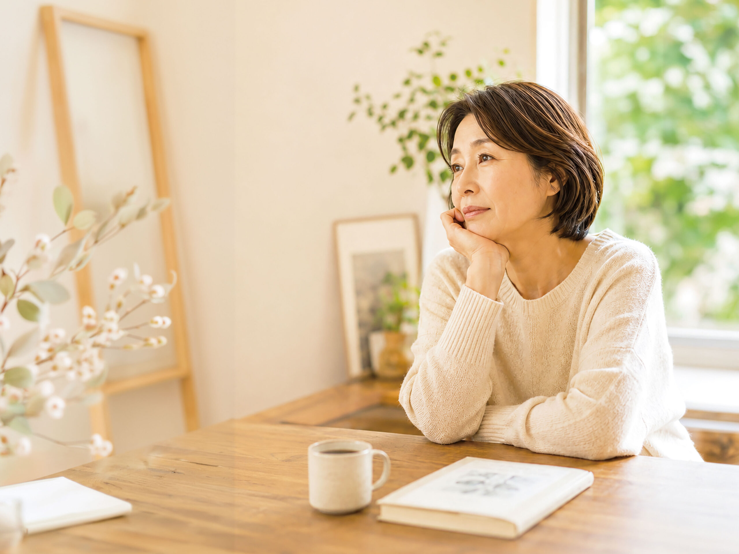 卓上墓の前で静かに手を合わせる